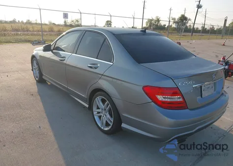 2013 Mercedes-Benz C 250 Sport z USA, uszkodzony, nr VIN WDDGF4HB6DA846519